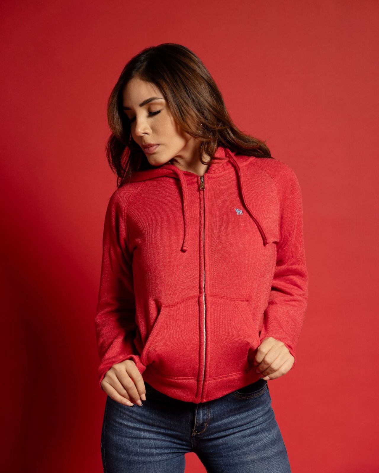 Sudadera Roja de Mujer con Bordado American Lambster – El Cordero que Todo lo Puede